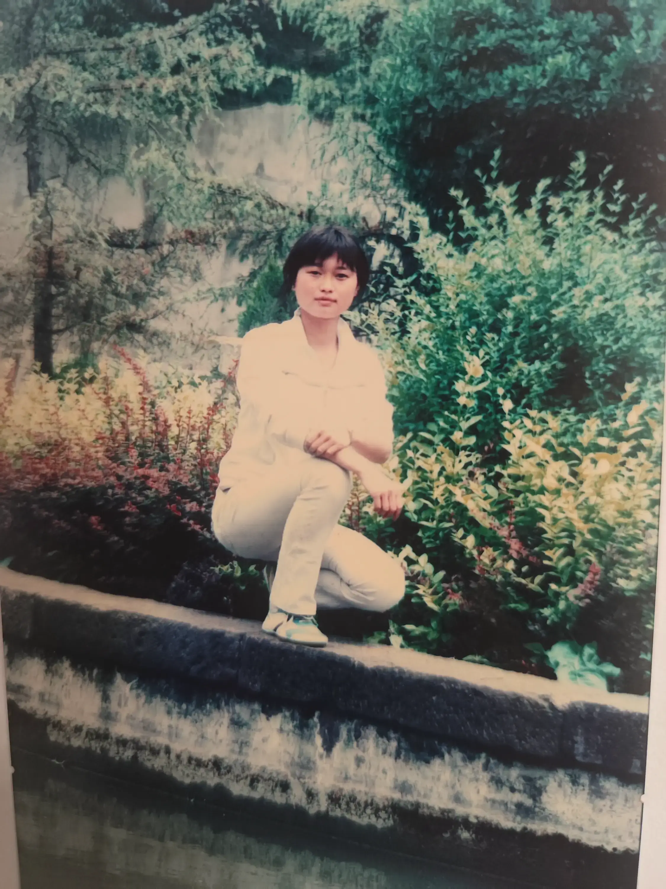 邓成美看着镜头，眼睛亮亮的，像是刚听到什么好消息还没来得及反应过来。