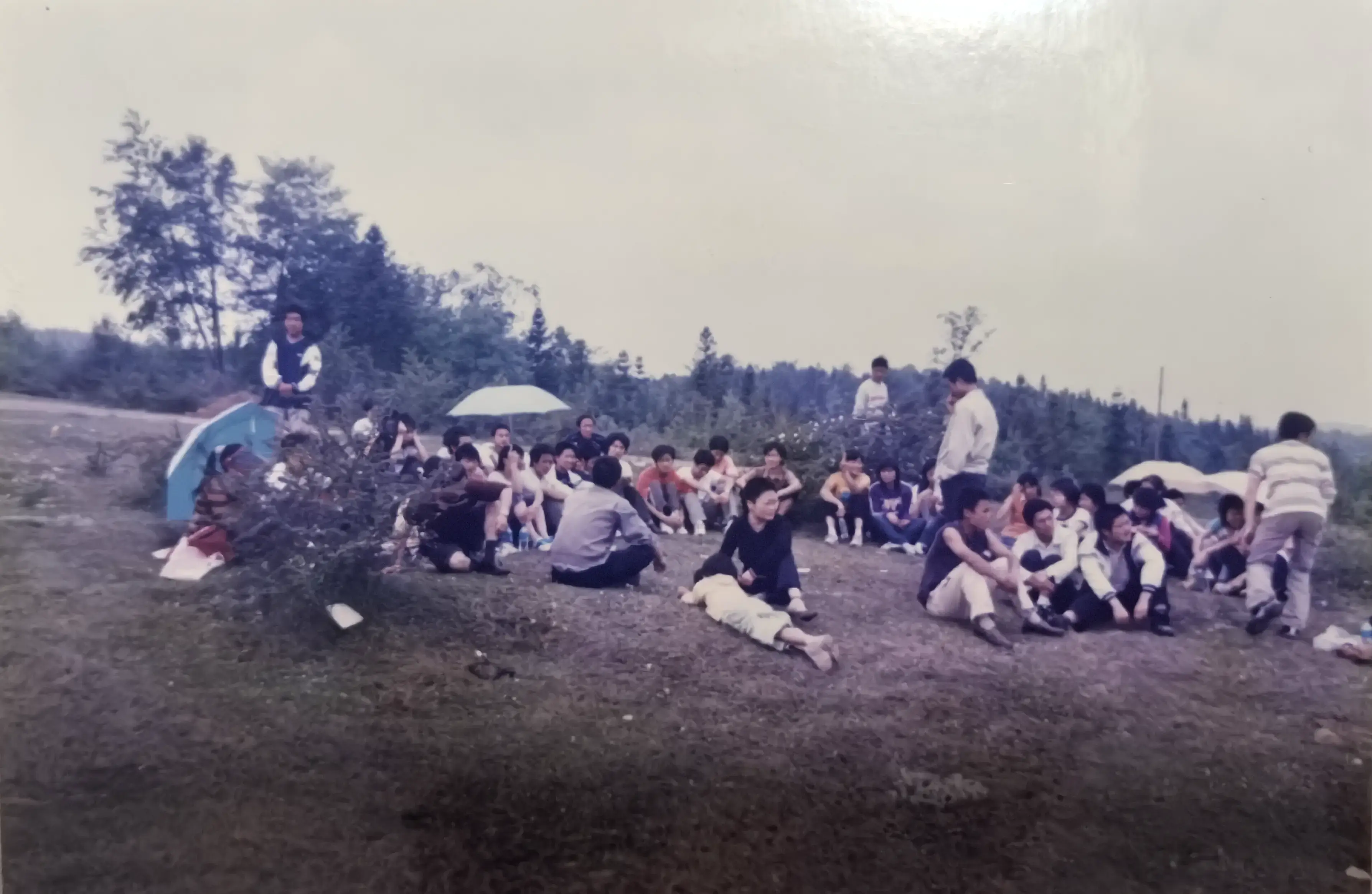 2006年毕业季休闲山庄狂欢纪实，212班同学们在草地上尽情嬉戏的欢乐场景。有人比着夸张的V字手势，有人做着鬼脸，那些毫无顾忌的笑声穿过十八年时光，依然能在每个同学心里激起温暖的涟漪。