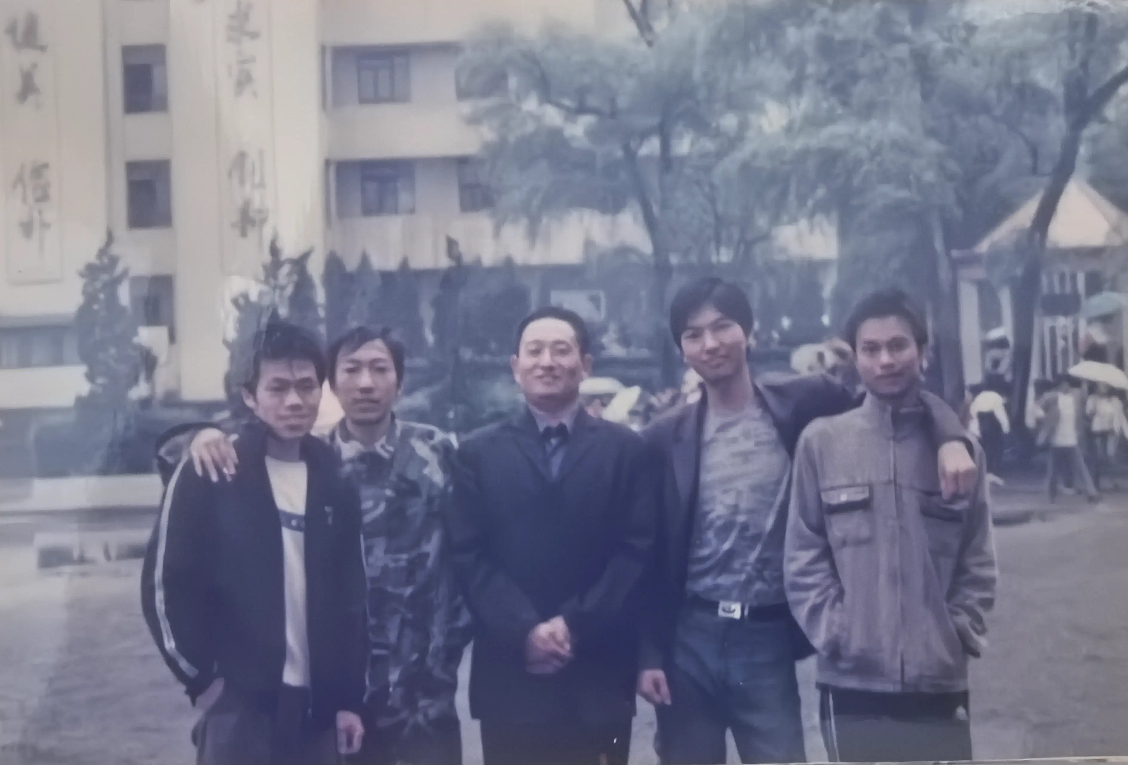 2006年毕业季珍贵瞬间，212班同学们在校服上互签祝福的温馨画面。