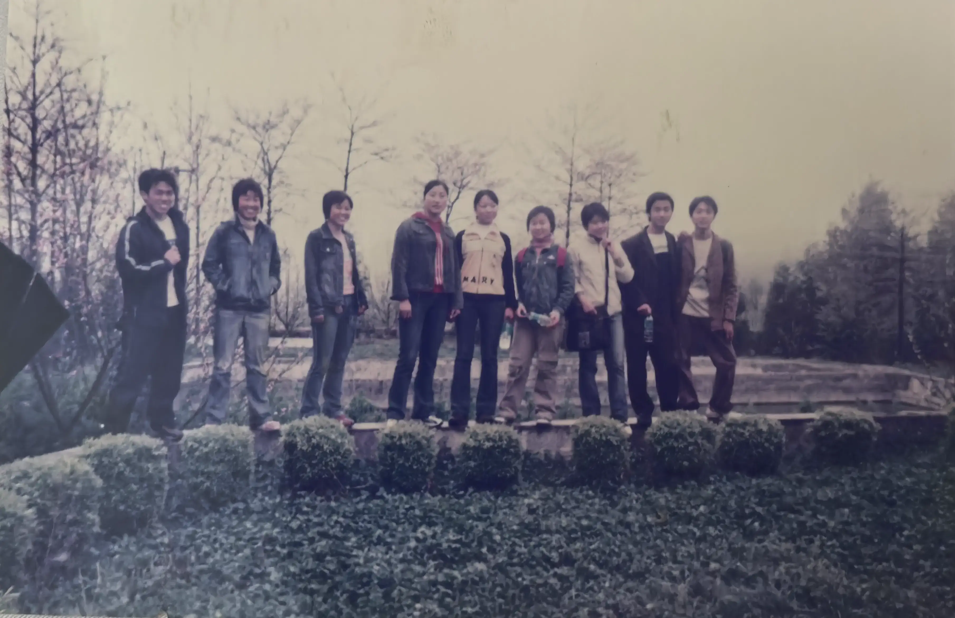 2006年毕业季经典合影，212班同学们在校服上互相签名的动人时刻。密密麻麻的祝福文字爬满衣襟，那些'勿忘我''前程似锦'的笔迹，如今看来都是时光写给青春的最美情书。