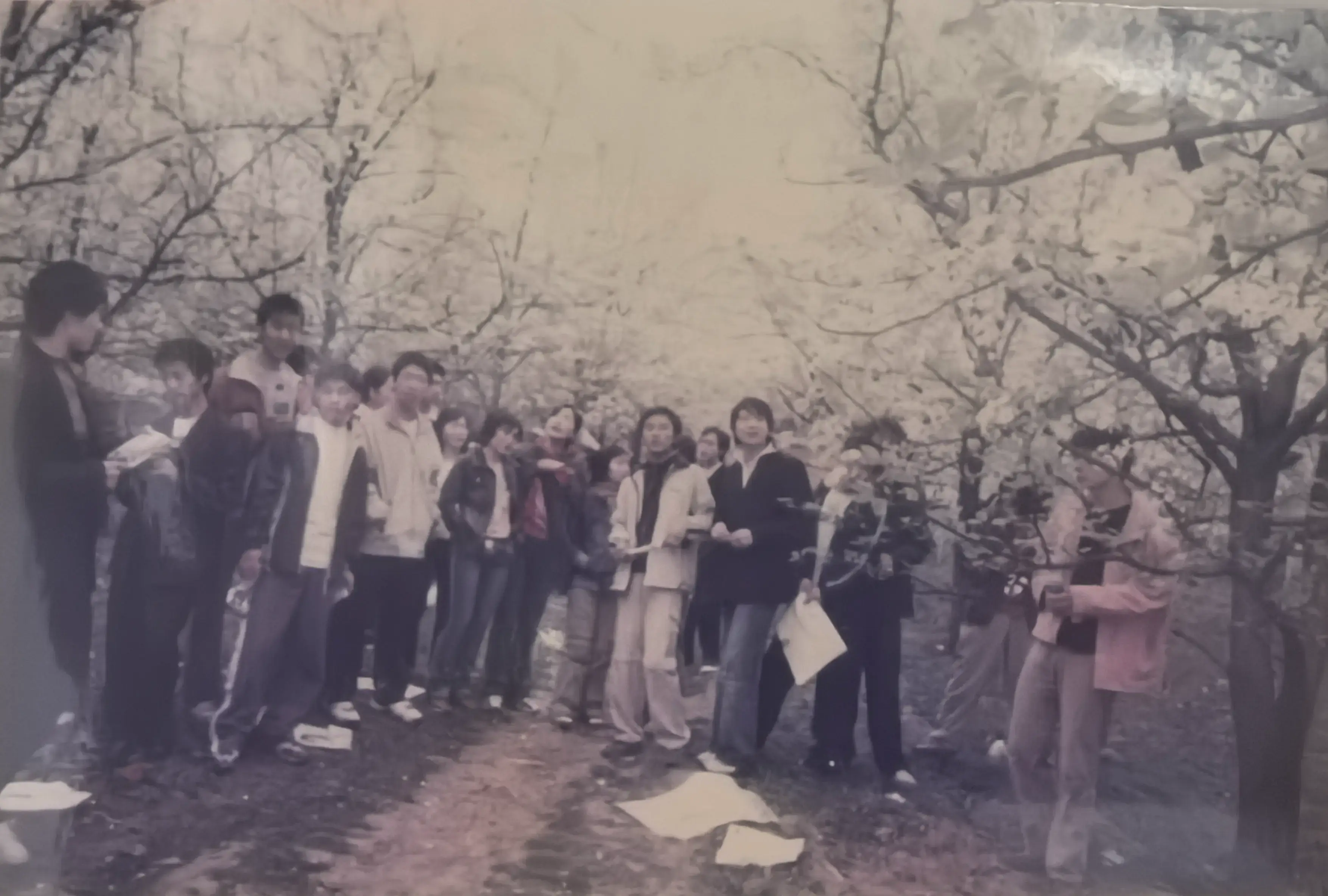 2006年休闲山庄湖畔留念，212班同学们在毕业旅行中的另一帧欢乐影像。背景里的山色湖光与前景中的笑脸相映成趣，当年那个帮全班拍照的同学，如今成了我们每次聚会都要提起的温馨话题。