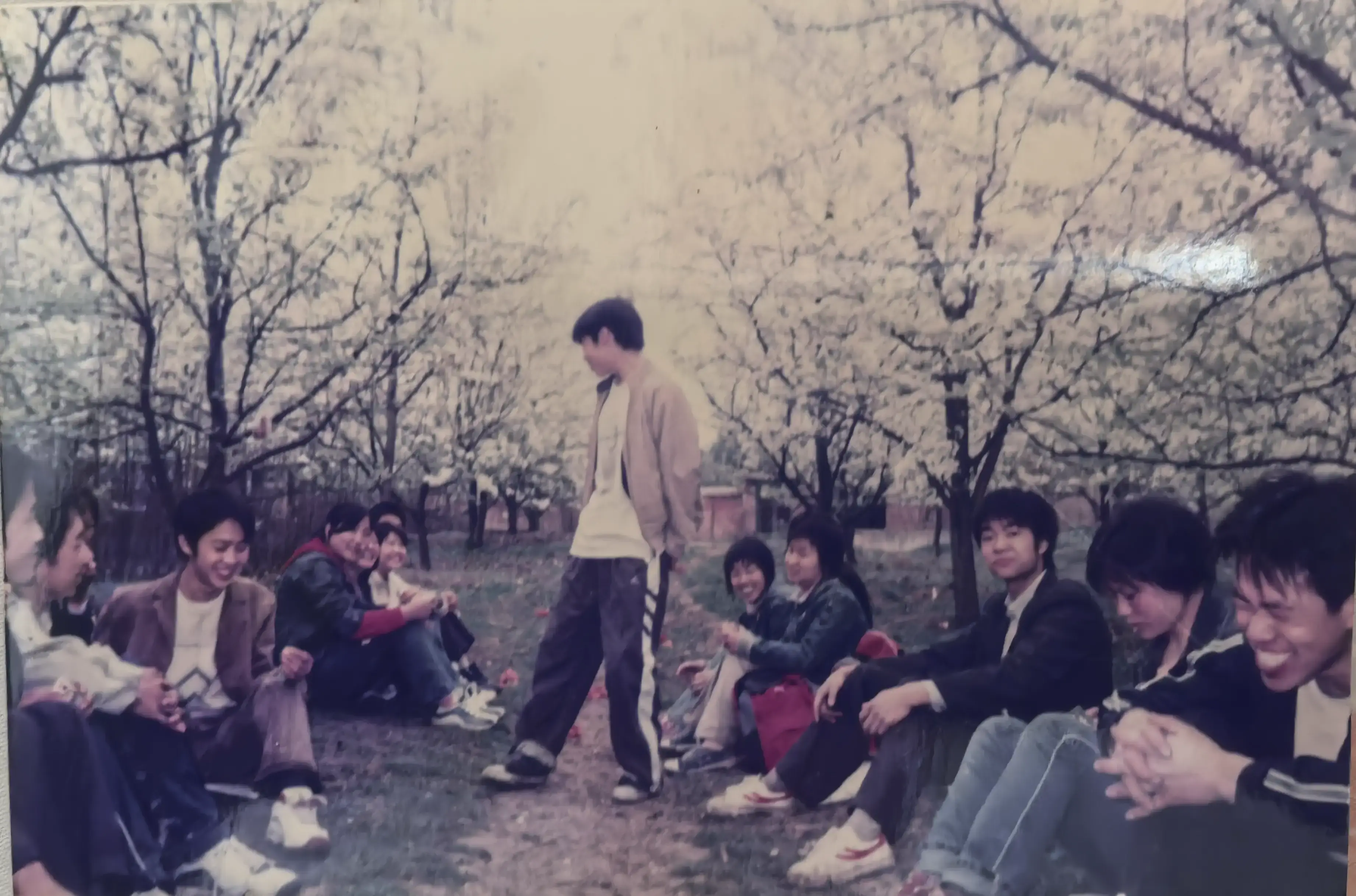 2006年班级才艺展示抓拍，同学们围观保亮精彩表演的欢乐场景。镜头里有人鼓掌喝彩，有人笑得前仰后合，那些不用彩排的即兴演出，反而成了212班记忆中最闪亮的文艺汇演。
