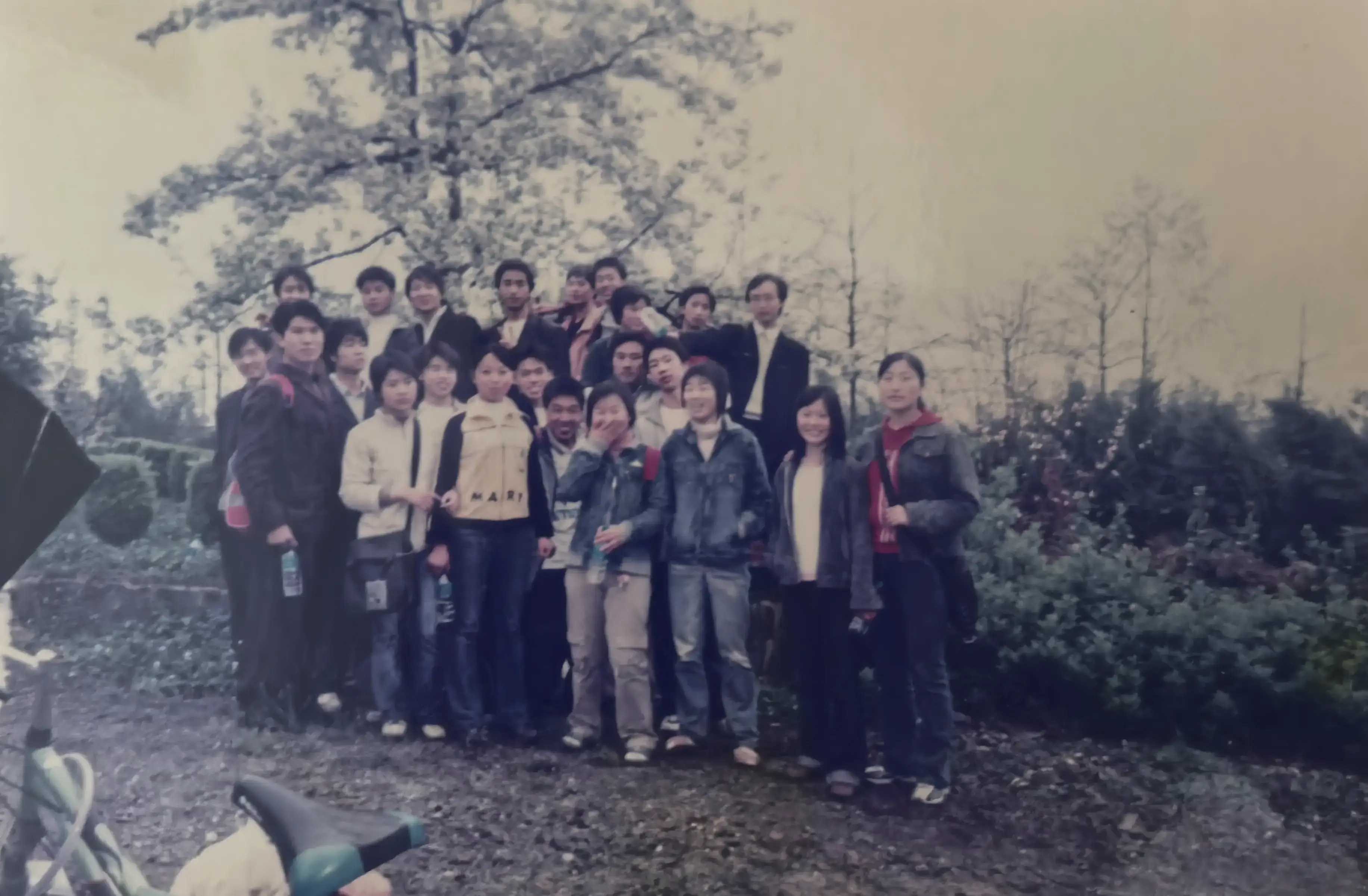 2006年毕业旅行第三视角，212班同学们在山庄石阶上的自然抓拍。有人整理头发，有人系鞋带，这些未经摆拍的生活瞬间，反而最真实地记录了我们青春里毫不做作的同窗情谊。