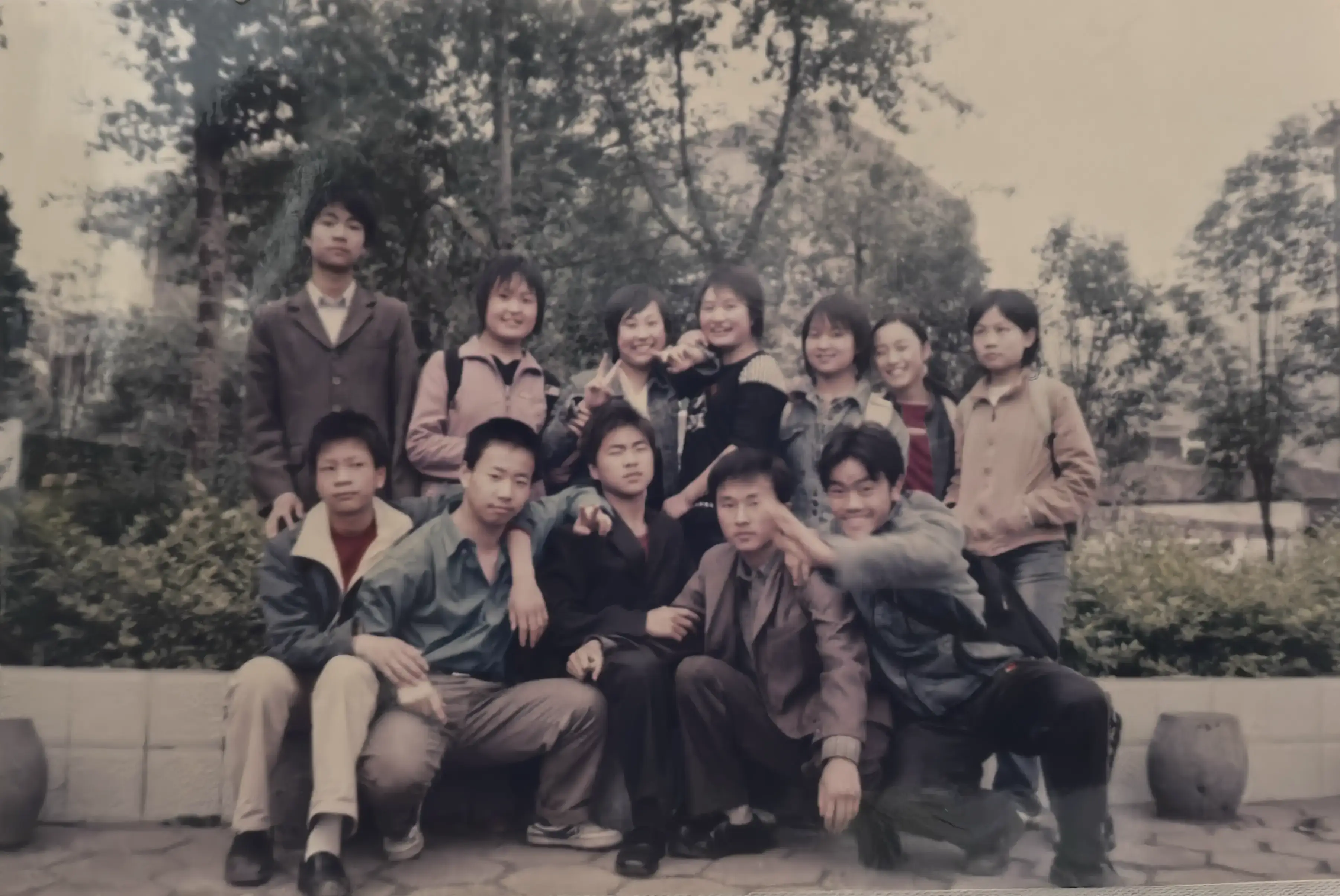 2006年校园时光碎片，212班同学们在紫藤花架下的随性合影。有人抱着课本，有人拿着篮球，那些看似平常的校园生活片段，经过岁月沉淀后都变成了闪着柔光的青春标本。