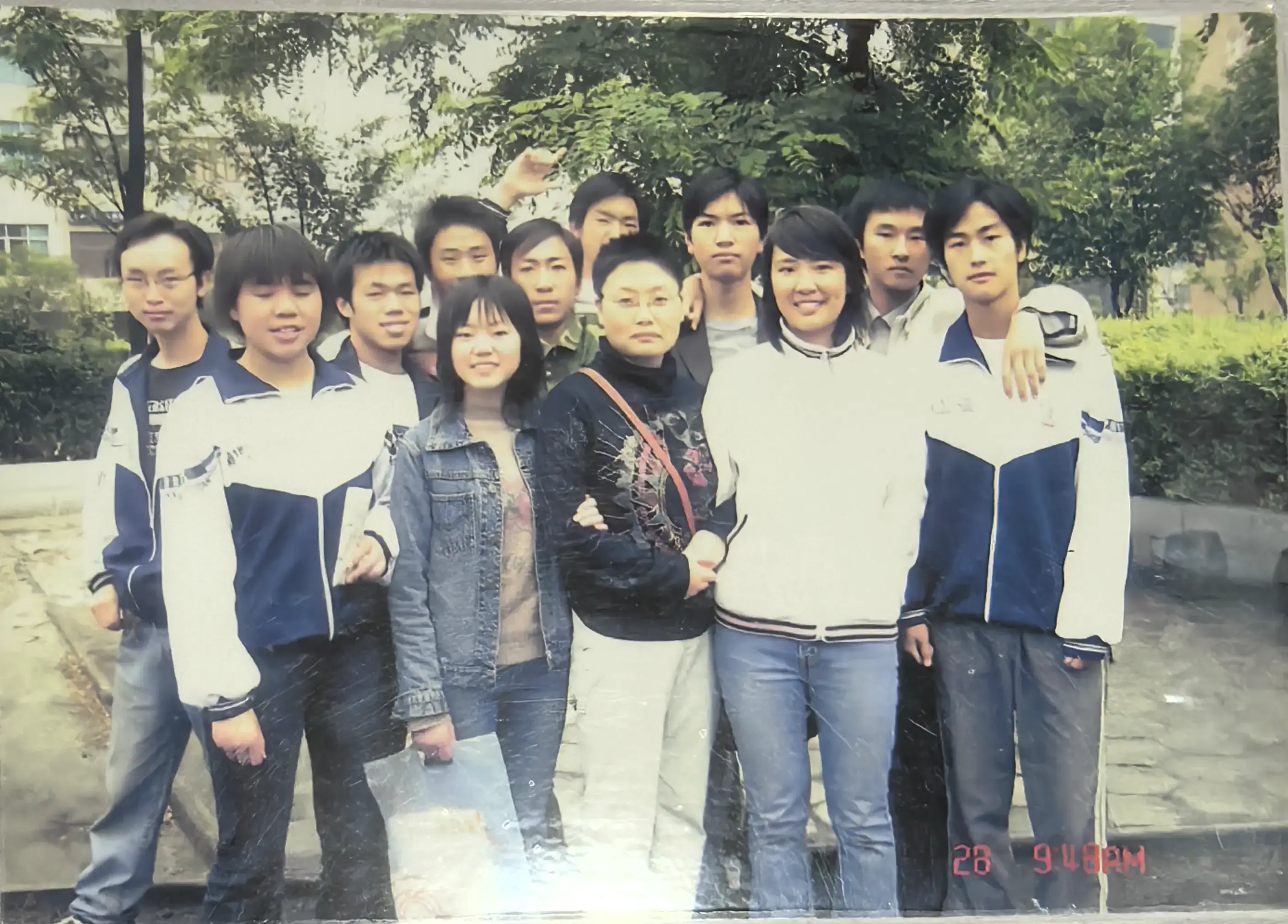 2006年毕业季的珍贵集体回忆，记录同窗岁月最美好的告别瞬间。