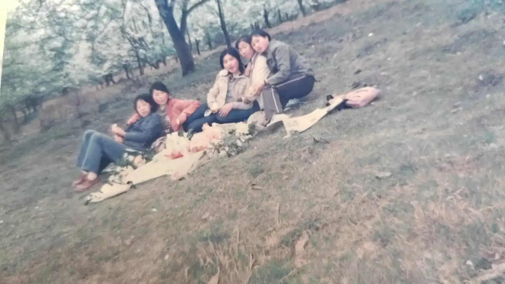 2006年校园珍贵留影，记录同窗友谊的美好瞬间。