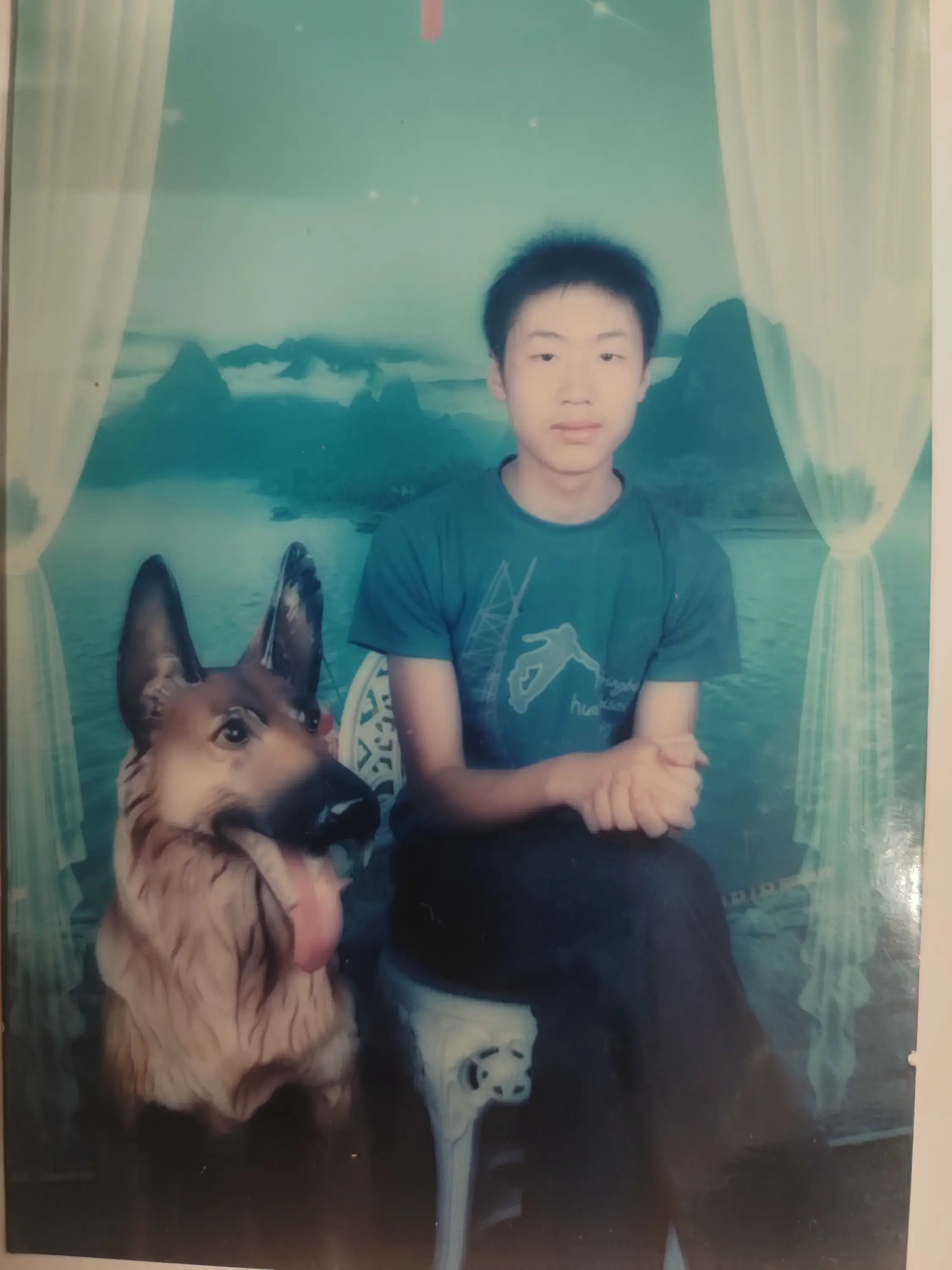 朱恒崇面对镜头,表情很认真,像在听老师讲一道重要的大题。