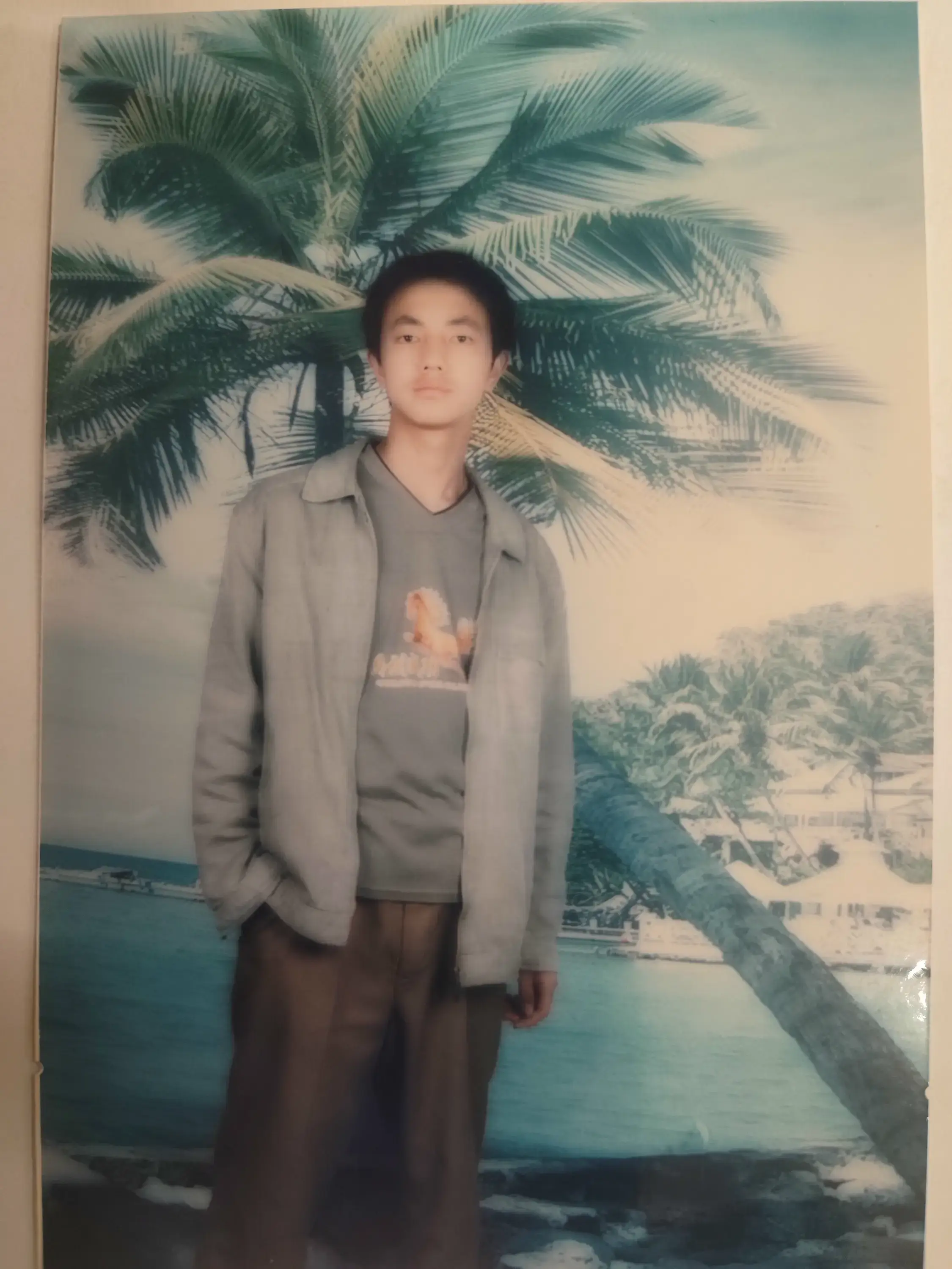 李青,2006年。拍这张的时候,他大概刚从教室出来,校服还整整齐齐的。
