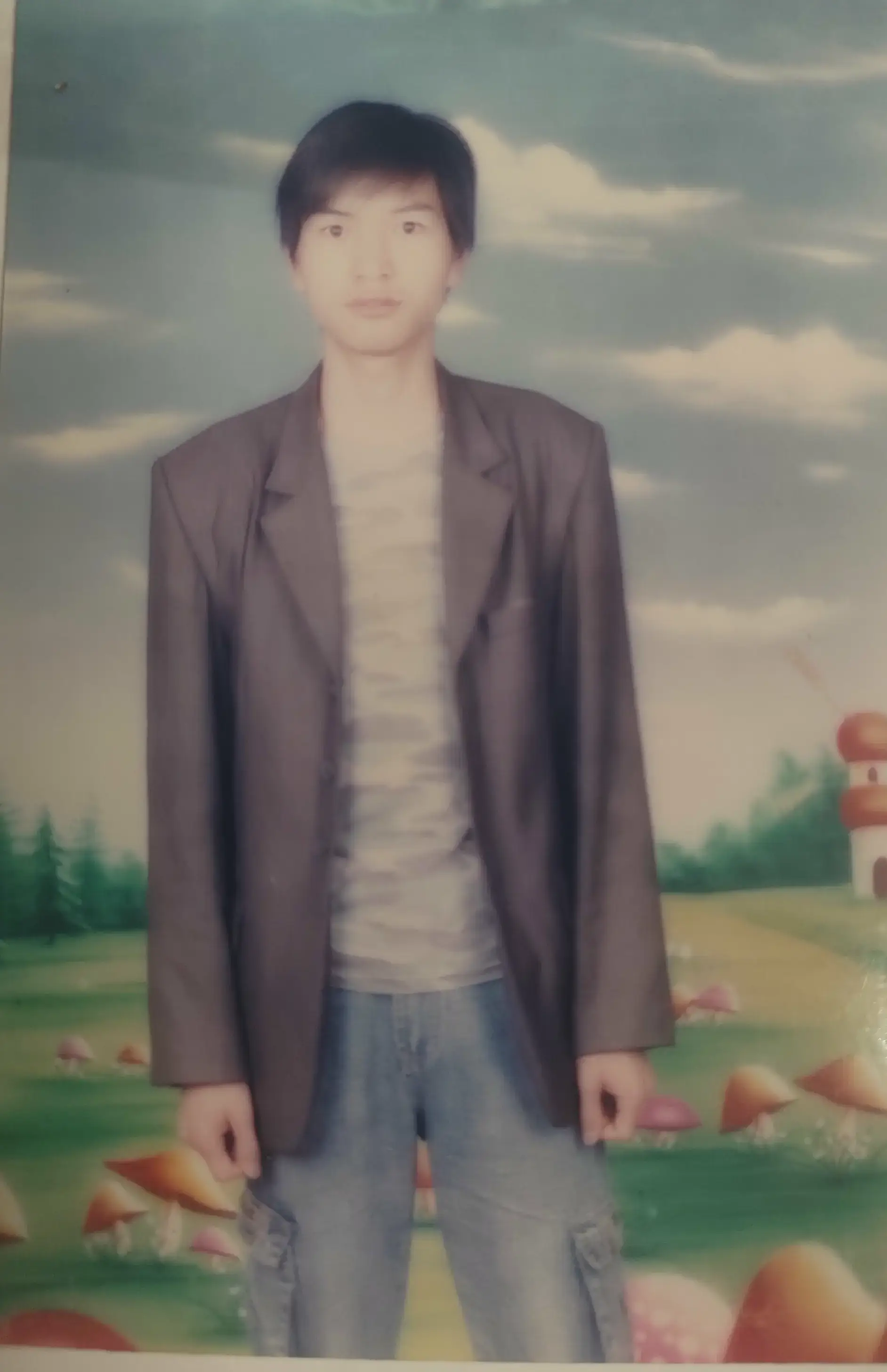 陆云,目光沉稳。那时候班上总有几个看起来比同龄人成熟的同学,他就是其中之一。