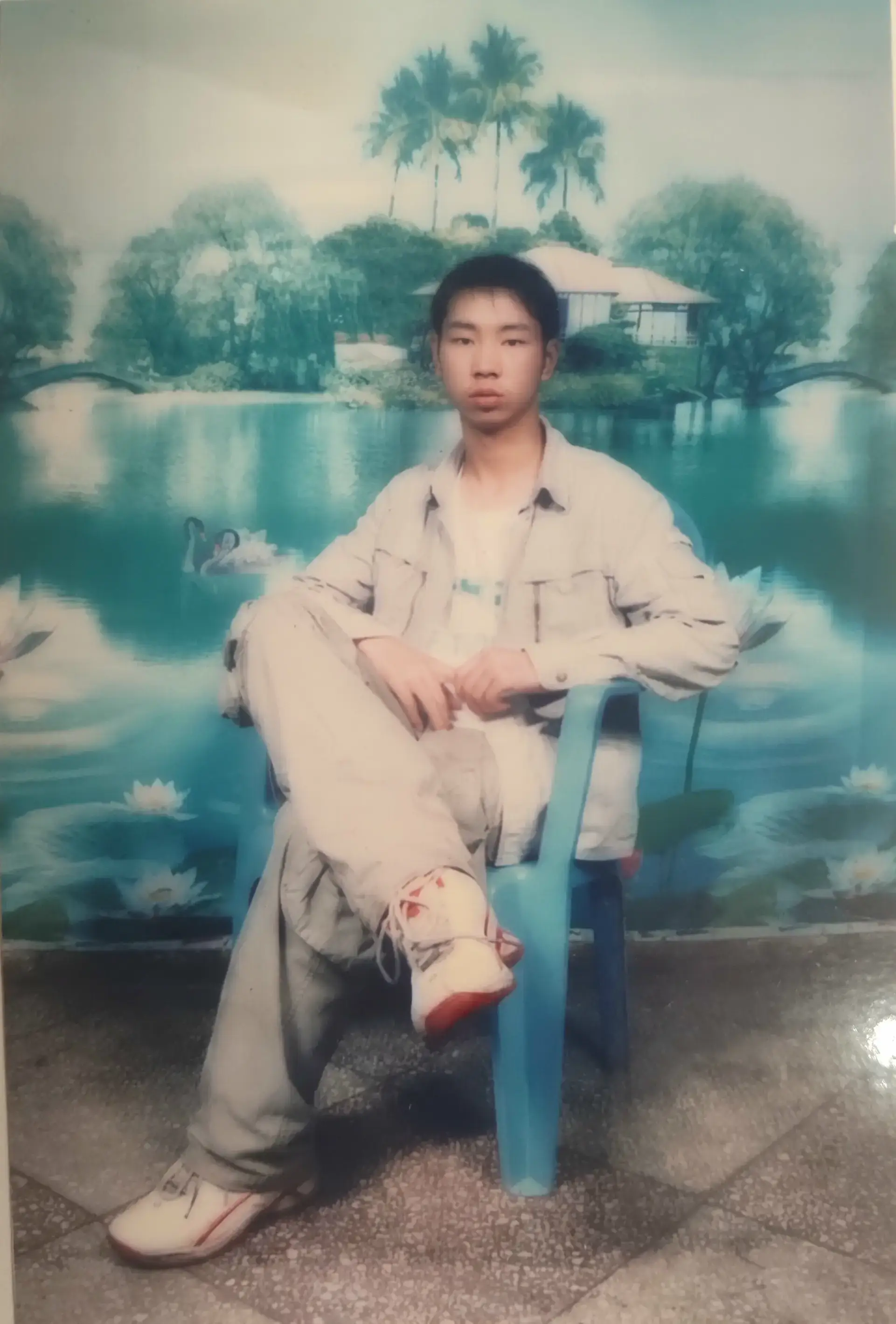 成东眼神明朗,那是2006年独有的一种光,后来再也没有在任何人眼里见过。