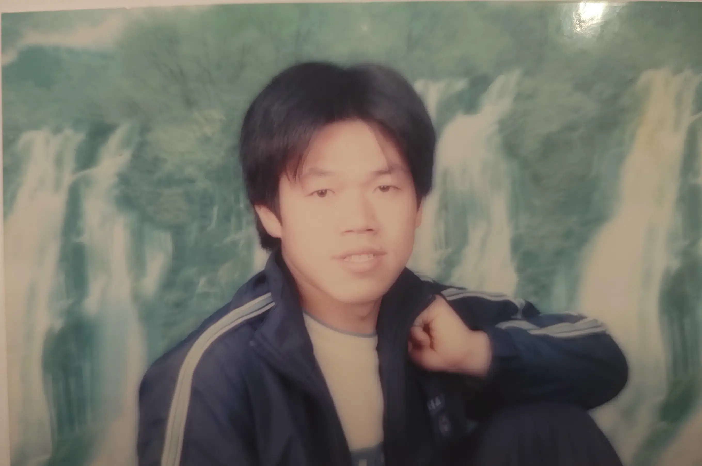 姜南,神情专注。还记得他在班级活动上表演武术,全班同学都在下面叫好。