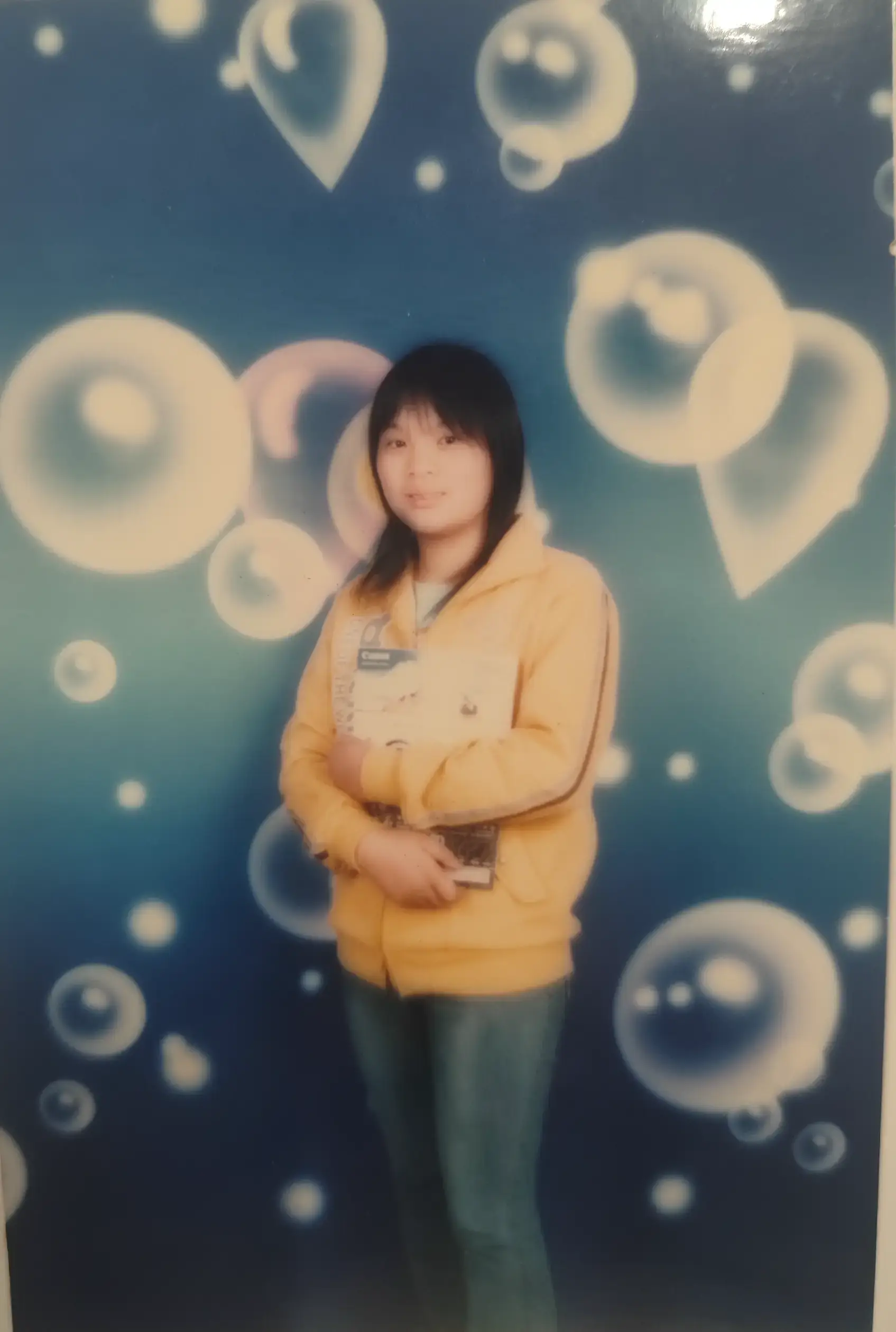 蓝色背景前,吴淑微微抿着嘴角,那时候女生们都喜欢把头发扎得整整齐齐再来拍照。