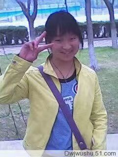 邓文君，这张笑得比上一张开了些，大概是摄影师说了什么有趣的话。