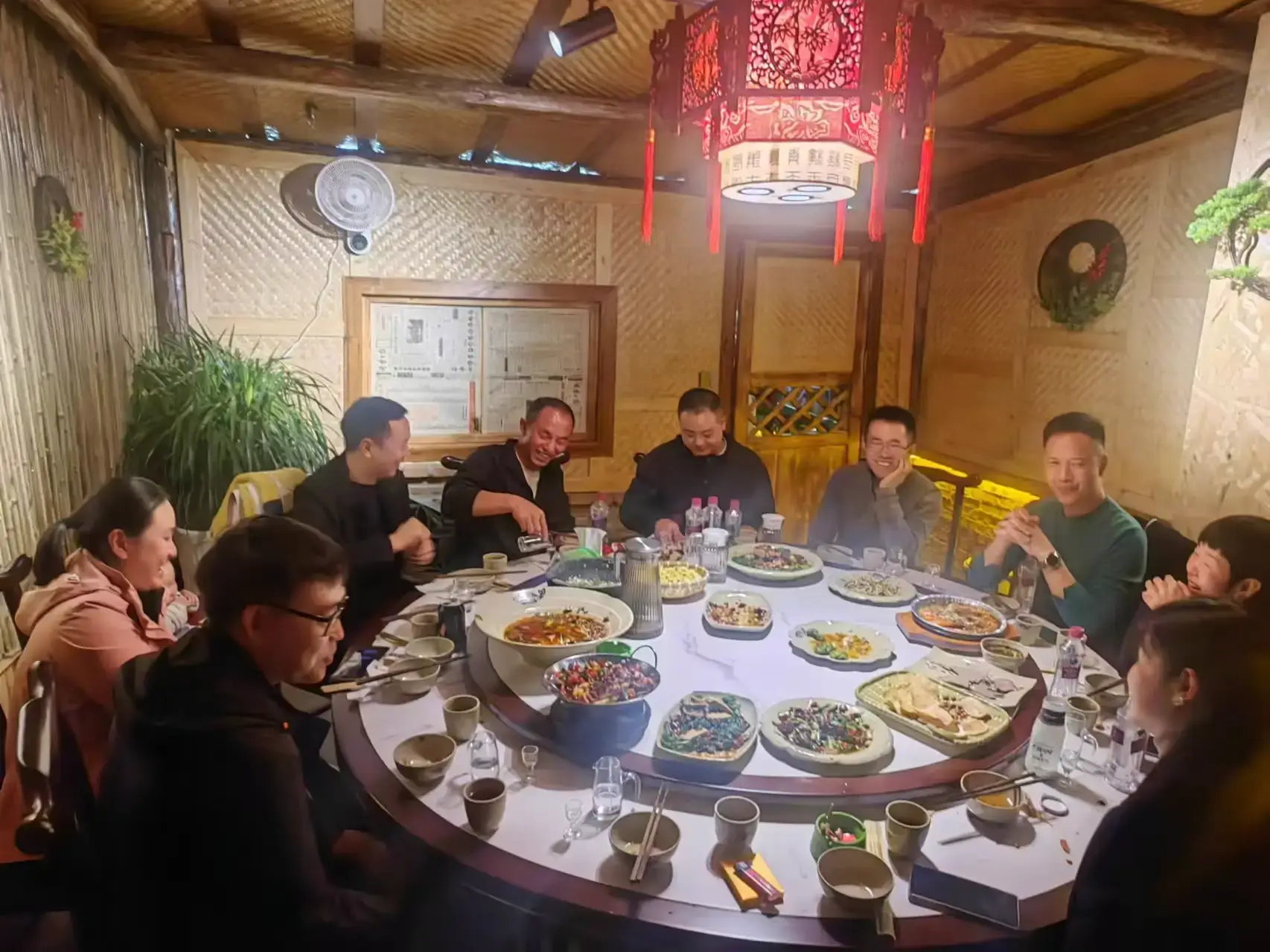 镇雄同学聚会，见面第一件事就是抱一下，然后上下打量对方，'你胖了''你头发少了'，说完又抱一下。