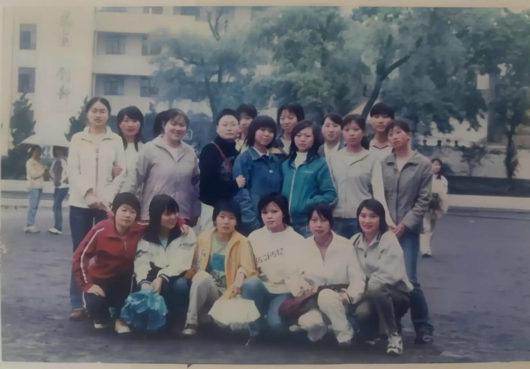2025年重聚，好久不见的同学们又凑到一块了。有人胖了，有人秃了，但一开口还是当年那个味儿。