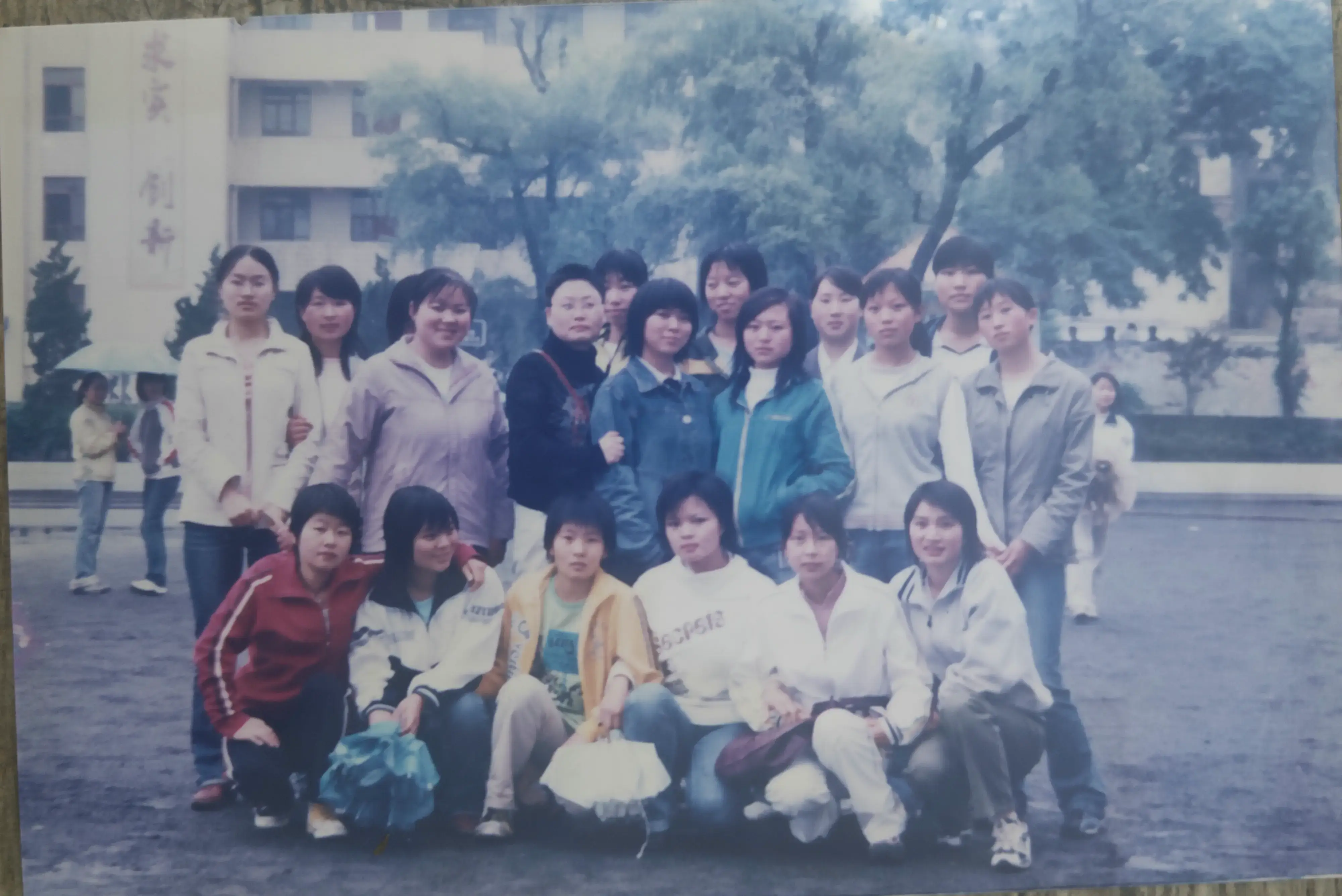 镇雄一中212班2006年女神合影，定格了青春最美好的容颜与友谊。