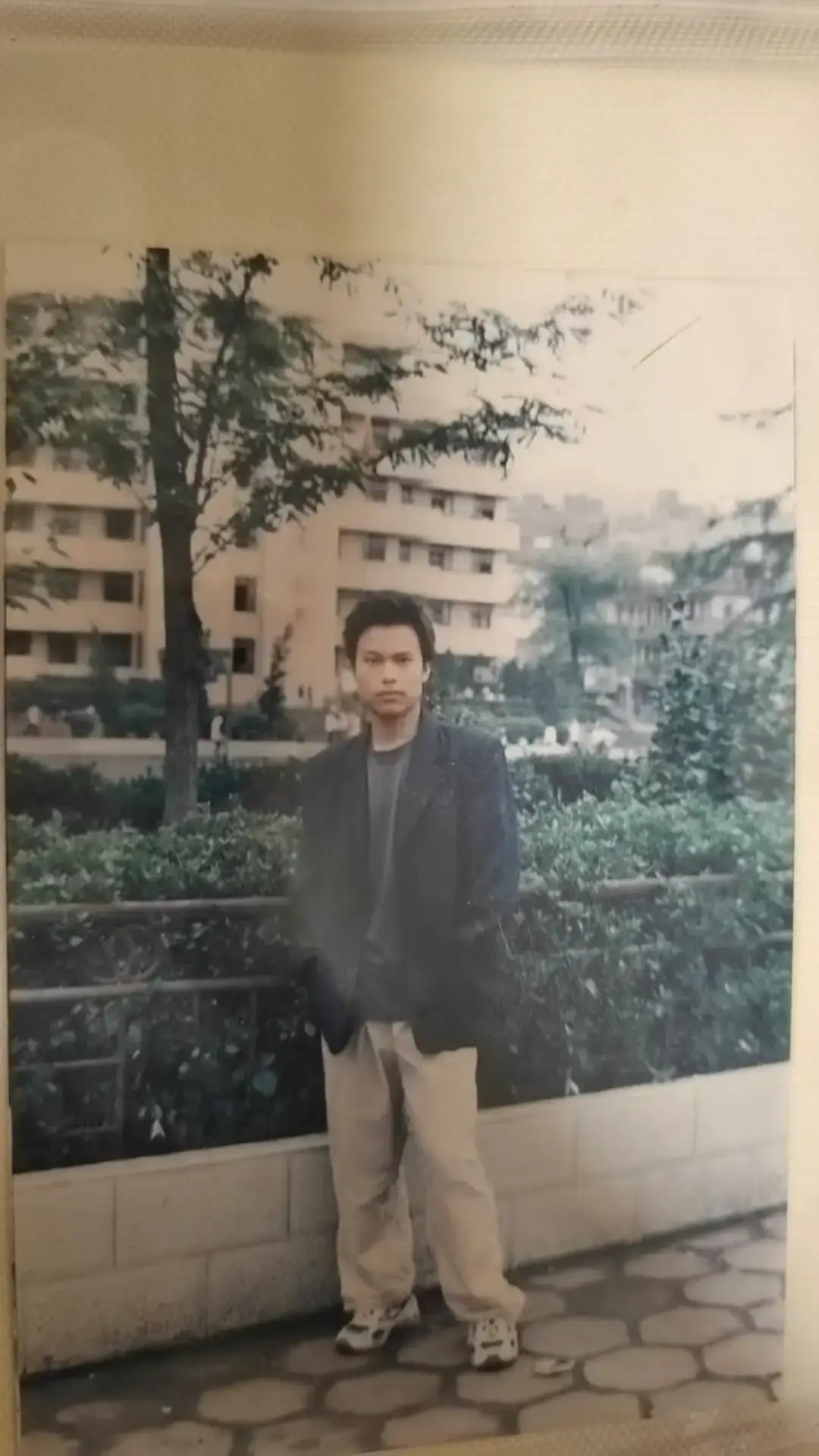 罗文，最后一张，眼神里带着一点不舍。