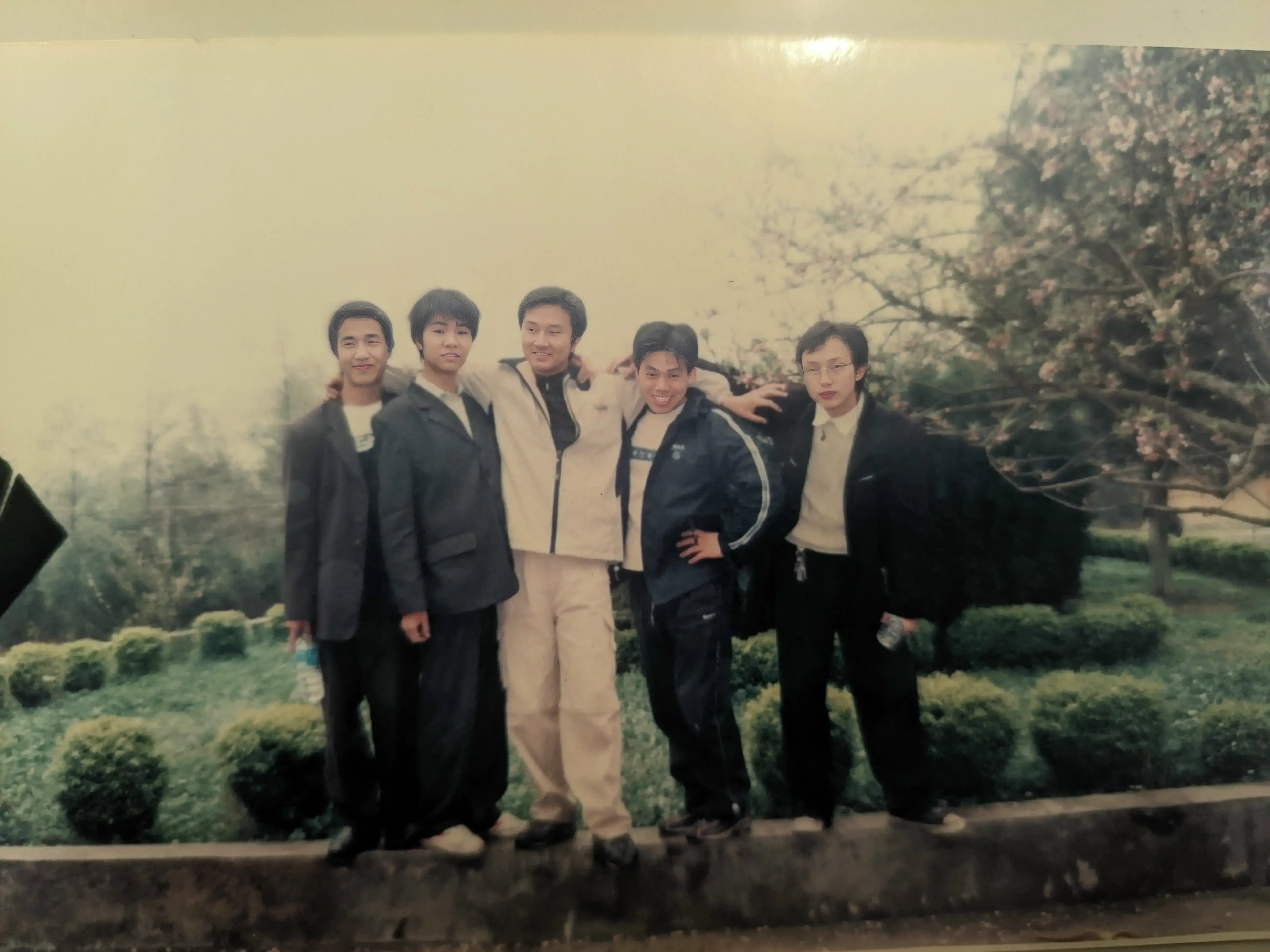 2006年毕业季，邓涵、常履华、姜南、高伟、赵建国五位好友的亲密合影，课桌椅间的欢声笑语化作照片中永恒的记忆。