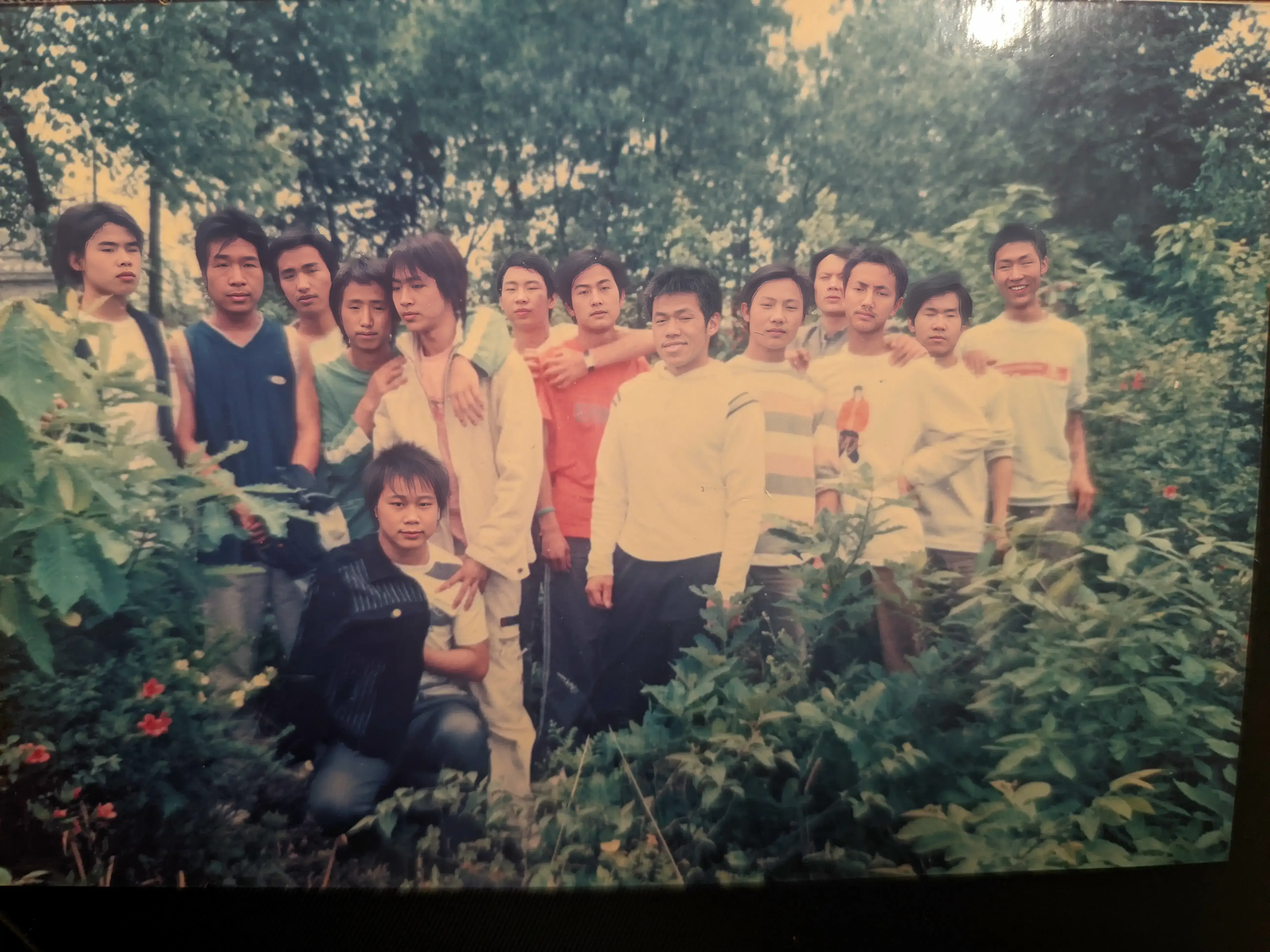 毕业前去山庄玩的那天，大家难得放松。有人带了相机，快门按个不停，每一张都是后来聚会时翻出来要笑半天的照片。