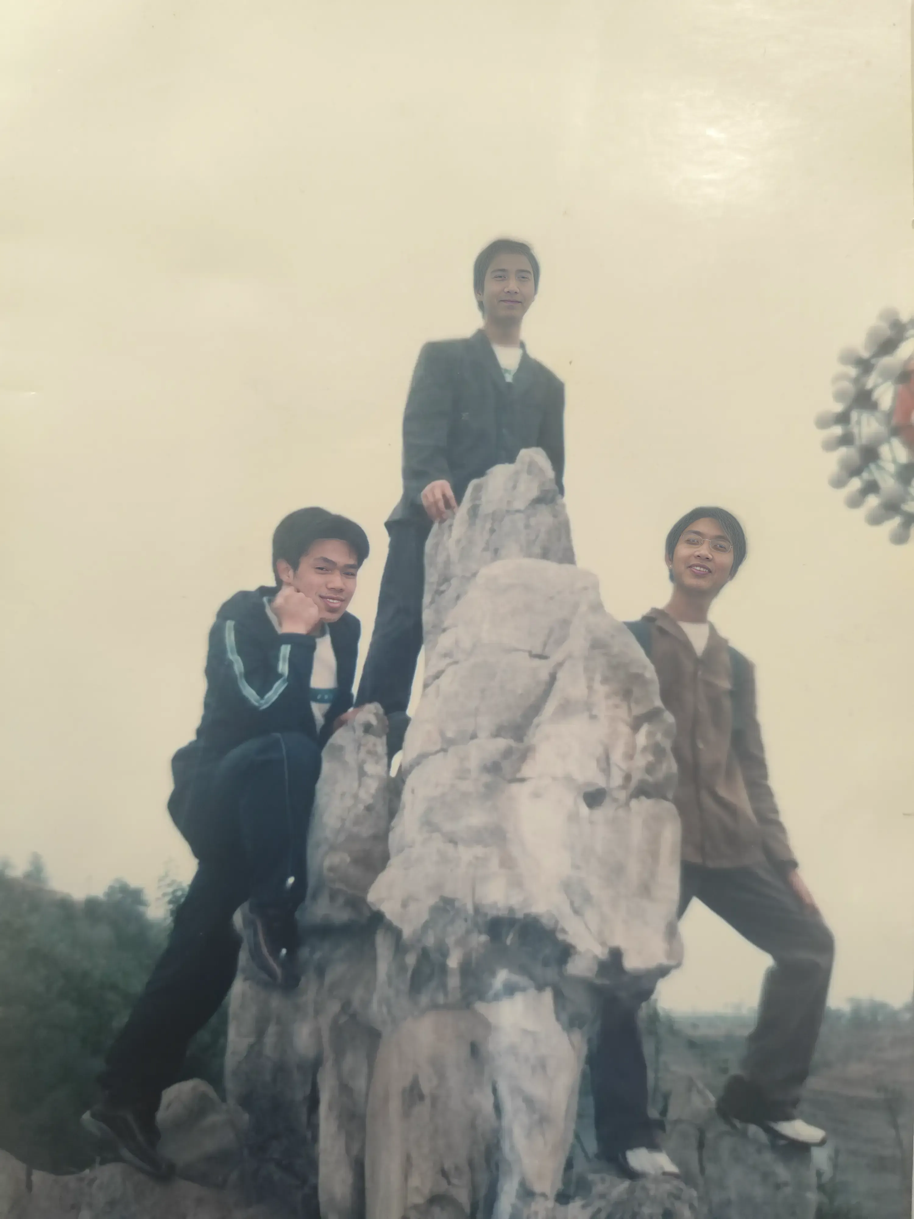 2006年毕业前夕，姜南、陈祥位与高伟三位同窗的友谊见证，课间十分钟的玩笑，都定格在这张珍贵的三人合影中。